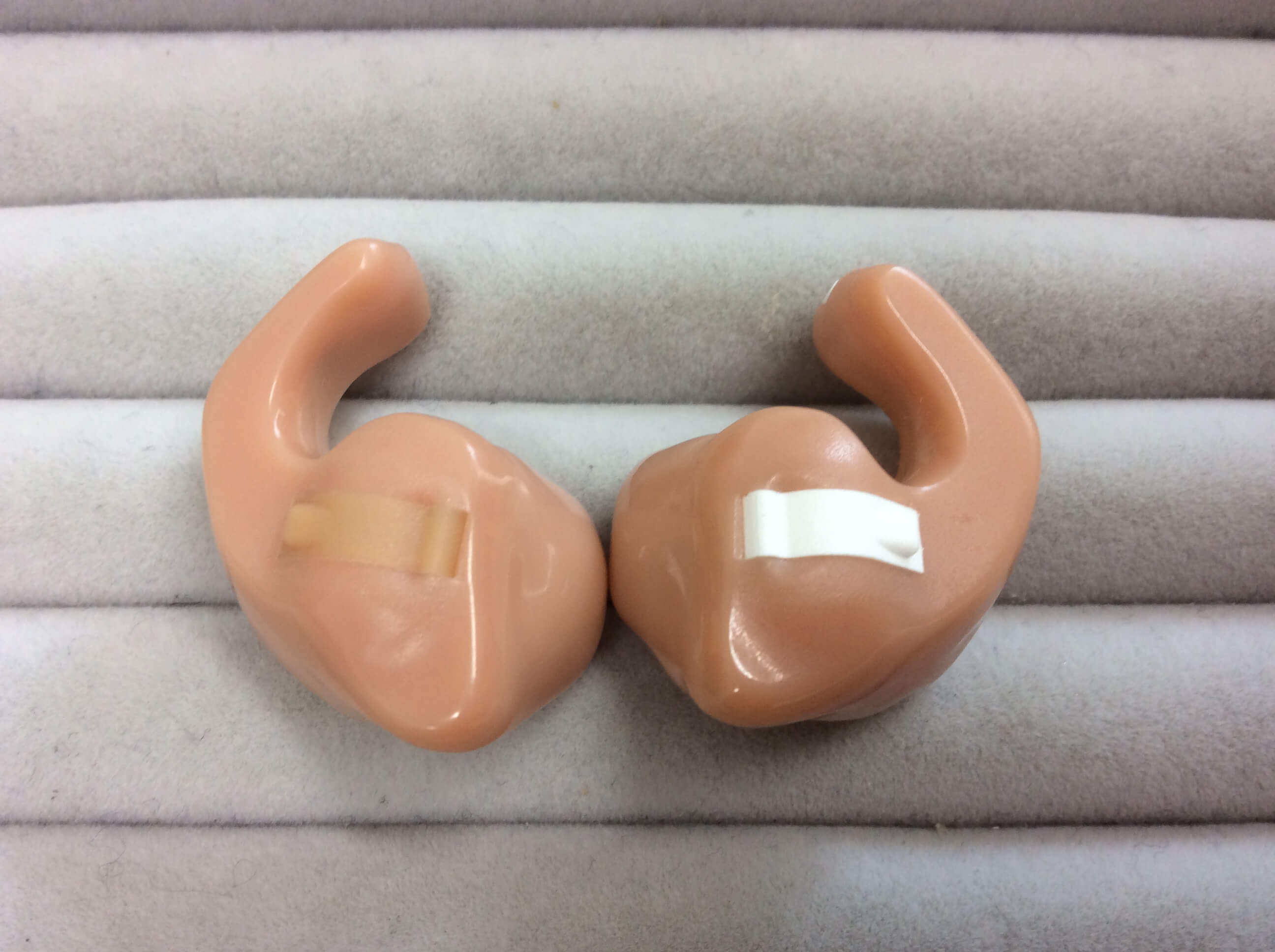 左右を見分けやすいように本体色を変えたオーダーメイド補聴器