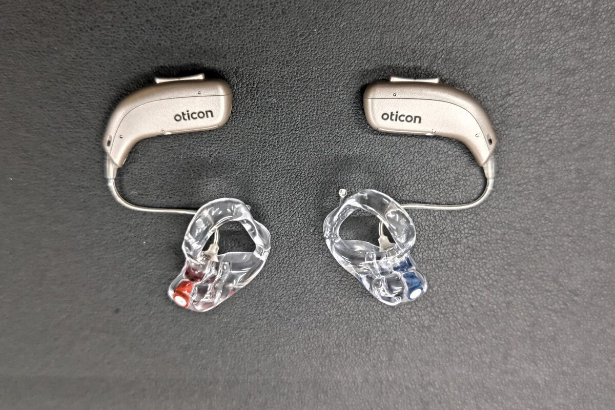 オーティコンの耳かけ型補聴器とイヤモールド(左右)