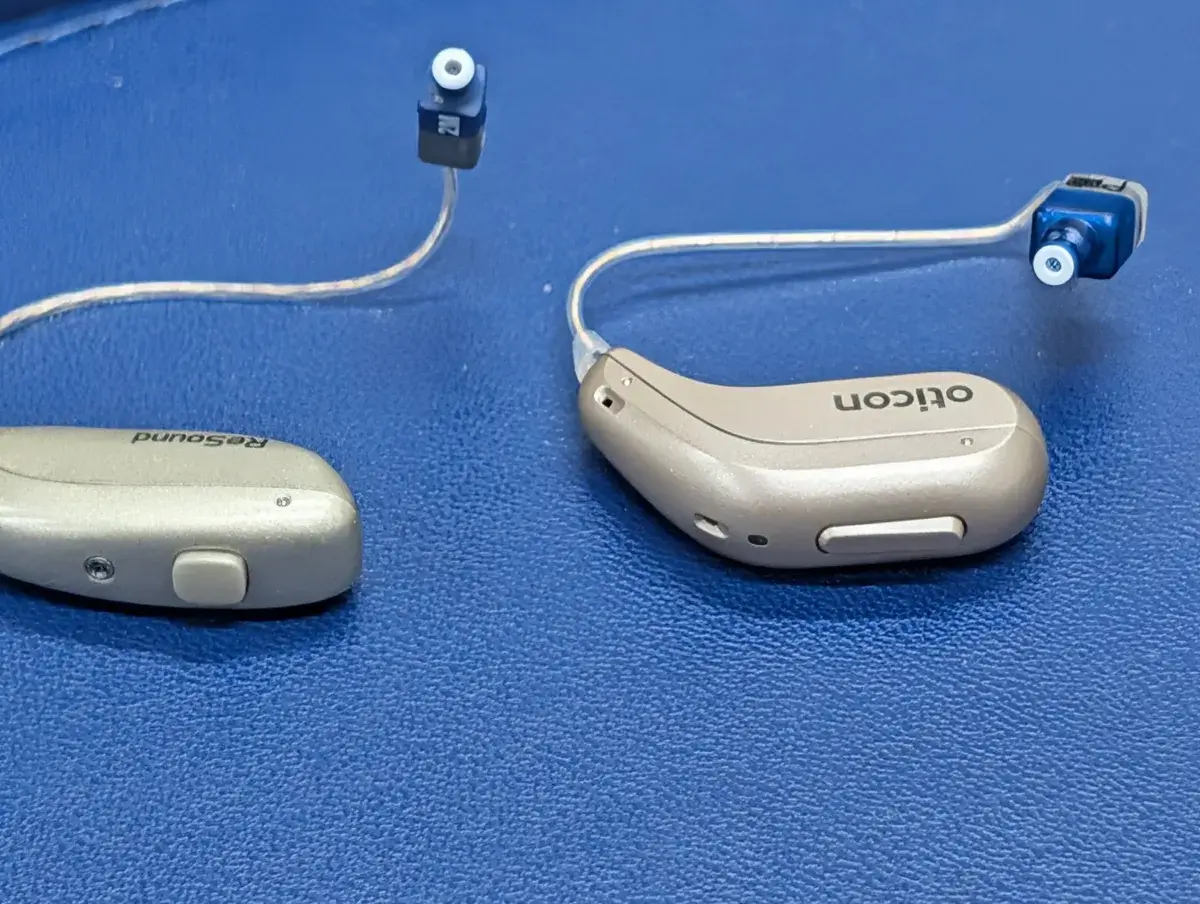 オーティコンIntentと他メーカーのRIC型補聴器の本体の厚みの比較