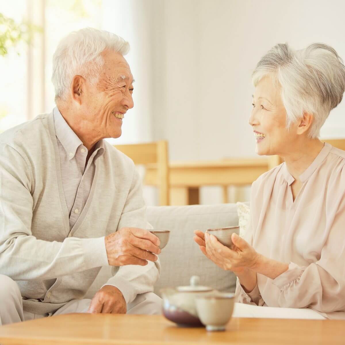 退職後、自宅中心の生活で会話を楽しむ補聴器ユーザー